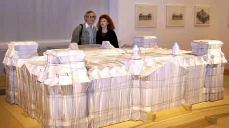 Christo y Jeanne-Claude, ante la maqueta del Reichstag cubierto.