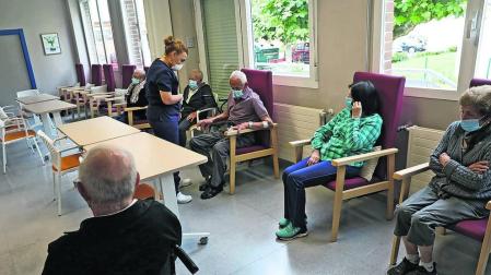 Al centro de día con mascarilla