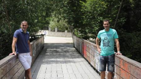 Momentos de la celebración del ascenso en el palco tras el encuentro, en la Plaza del Castillo con Mateo en la imagen y a pie de campo con Cruchaga aclamado por los aficionados.