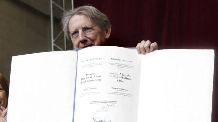 El escritor, docente, investigador y divulgador llama a "mimar la educación y la cultura", que ha definido como "un modo de vivir humanizado"