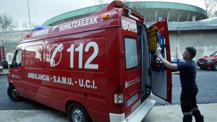 Dos heridos tras chocar una ambulancia y un coche en Pamplona
