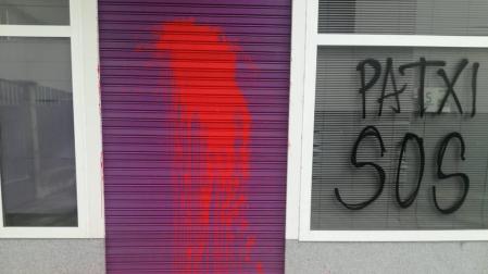 Atacan la sede de Podemos en Pamplona con pintadas a favor del etarra Patxi Ruiz