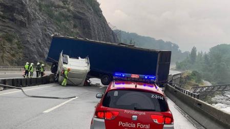 Herido leve el conductor de un camión tras salirse de la vía y volcar en Irurtzun