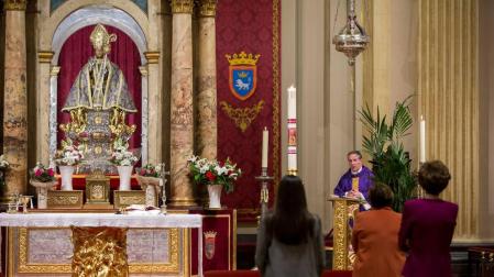 La misa de la escalera dice 'gracias' en el sexto peldaño