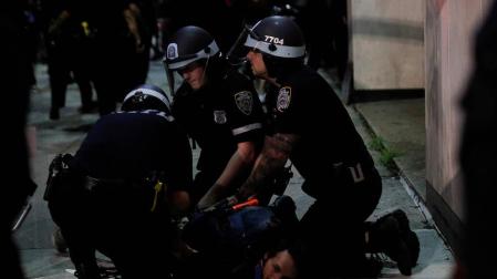 Nueva York vive una nueva jornada de disturbios entre manifestantes y la policía