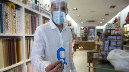 El Ayuntamiento de Pamplona reparte 26.000 dispositivos 'non-touch'