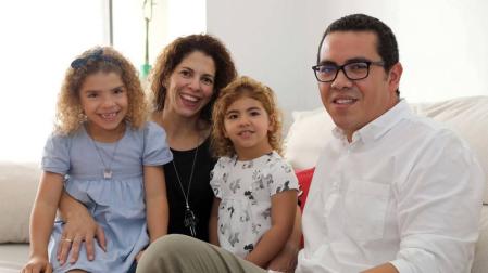 Ricardo Madureira con su mujer, Michelle Decampos, y sus dos hijas, Afrika y Olivia, de 6 y 3 años, en su casa de Mutilva.