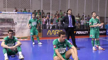 Los jugadores del MRA Navarra Uge, Rafa Usín, Imanol Arregui (técnico), Cuco y Robert, abatidos, tras caer el 6 de junio del 2010.