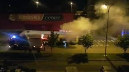 Vídeo de Bomberos de Navarra sofocando el incendio de un contenedor en Mutilva