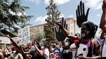 Unas mil personas se han concentrado este sábado en el barrio de la Rochapea de Pamplona para denunciar el asesinato el pasado 25 de mayo de George Floyd en Minneapolis y lamentar el "racismo estructural e institucional"