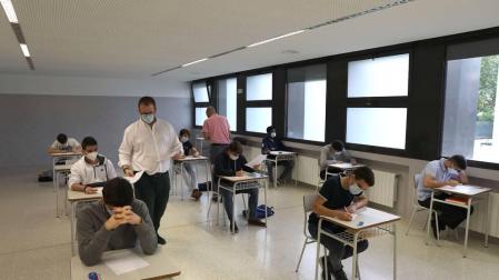 Alumnos de Miravalles-El Redín, este lunes en un ensayo de la EvAU. El colegio reabrió sus puertas.