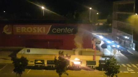 Encapuchados queman de madrugada dos contenedores en Mutilva
