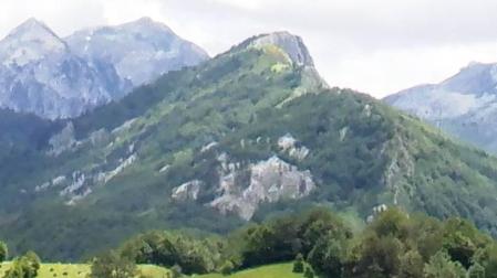 Un potro atrapado en una sima de tres metros en las inmediaciones del refugio de Olorón de Isaba  fue rescatado este sábado, sobre las doce y media del mediodía.