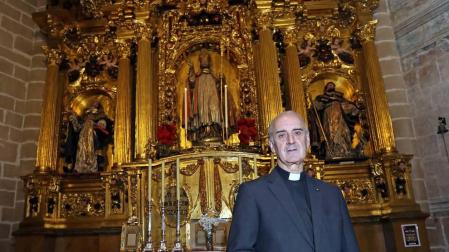 Carlos Ayerra Sola, deán de la catedral, junto al retablo de San Fermín que se ubica en la girola de la seo, al lado de la sacristía.