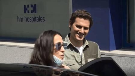 Malú y Albert Rivera abandonan el hospital con su hija recién nacida