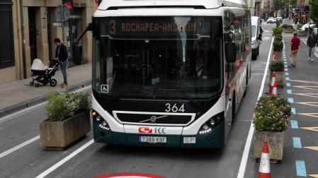 El Ayuntamiento de Pamplona reduce a un carril la calle de la ciudad con la colocación de jardineras en el tramo que cubre desde Labrit hasta la Avenida de la Baja Navarra.
