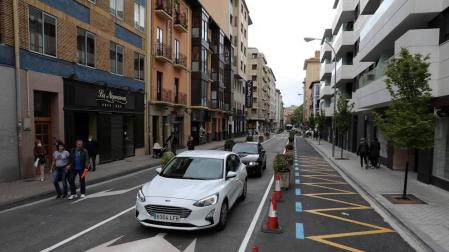 El Ayuntamiento de Pamplona reduce a un carril la calle de la ciudad con la colocación de jardineras en el tramo que cubre desde Labrit hasta la Avenida de la Baja Navarra.