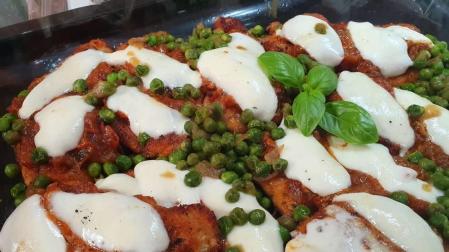Imagen de la bandeja de lomos milanesa con mozzarella, guisantes y albahaca