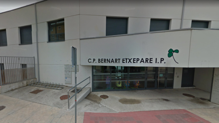 121.000 euros para instalar placas solares en Bernat Etxepare y Doña Mayor