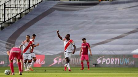 Advíncula levanta el telón de los goles dejando la victoria en Vallecas