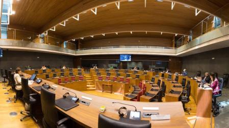El Parlamento aboga por facilitar la captación de ETB3 en toda Navarra