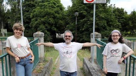 La pamplonesa Garazi Valluerca Albéniz y el madrileño afincado en Navarra, Nicolás Alba Rico, con su hija Irene, y camisetas diseñadas.