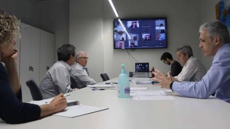 A la izquierda, Begoña Echeverría, Primi Sánchez y Miguel Pozueta. A la derecha, Juanto Apezetxea, Ramón Santesteban y Mikel Navarro, este miércoles en el Navarra Arena.