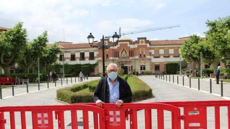 Luis Ruiz, este miércoles a mediodía, en las vallas que cierran los accesos a la Casa de Misericordia de Pamplona. Los residentes pasean en el patio en dos turnos, y mañana y tarde.