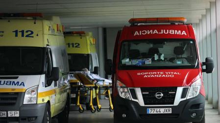 Una paciente, entre dos ambulancias, en el exterior del CHN.