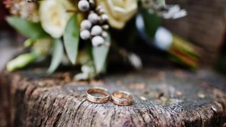 Imagen de dos anillos en una boda al aire libre