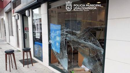 Un coche se empotra contra el escaparate de una cafetería en Pamplona