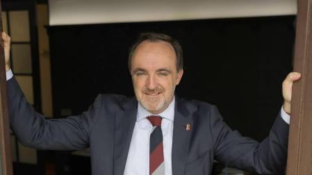 Javier Esparza abre las ventanas del balcón de su despacho en la sede de UPN en Príncipe de Viana.