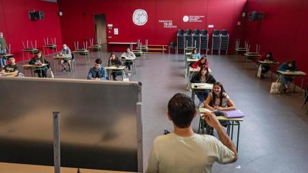 El IES Tierra Estella, ayer en una de las clases para los alumnos de 2º de Bachillerato que se preparan estos días para la selectividad.