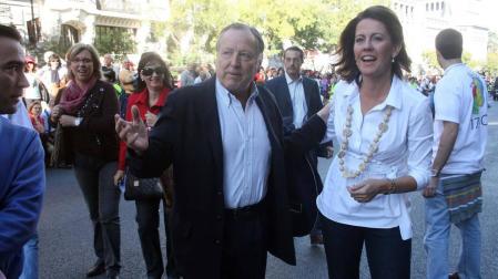 Herido leve el excalde Álvarez del Manzano al ser atracado