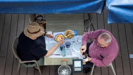Una pareja come en la Barceloneta.