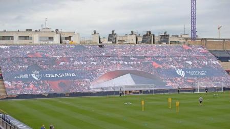 Así luce la lona colocada en la grada de El Sadar