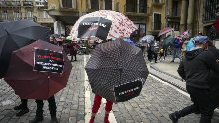 Profesionales del sector cultural se han reunido en la plaza del Ayuntamiento de Pamplona para reivindicar que son un bien necesario para la sociedad y pedir soluciones contra la precariedad de un ámbito que está sufriendo especialmente la crisis de la COVID-19.