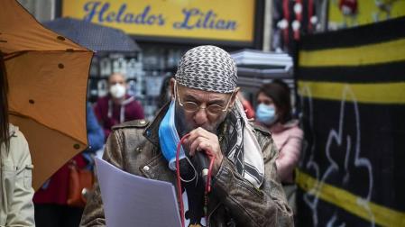Profesionales del sector cultural se han reunido en la plaza del Ayuntamiento de Pamplona para reivindicar que son un bien necesario para la sociedad y pedir soluciones contra la precariedad de un ámbito que está sufriendo especialmente la crisis de la COVID-19.