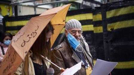 Profesionales del sector cultural se han reunido en la plaza del Ayuntamiento de Pamplona para reivindicar que son un bien necesario para la sociedad y pedir soluciones contra la precariedad de un ámbito que está sufriendo especialmente la crisis de la COVID-19.