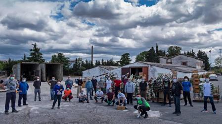 Acelgas en los pupitres de Salesianos para Siria