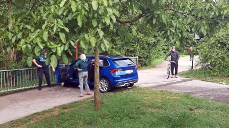 Un coche se sale de la vía y cae al Paseo del Arga en Burlada