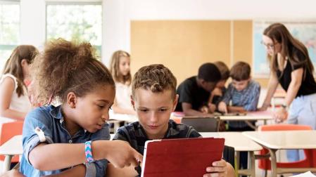 Niños estudiando en un colegio.