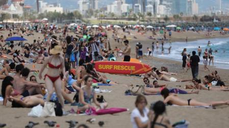 Saturación de bañistas en el primer fin de semana que está permitido el baño en las playas de Barcelona