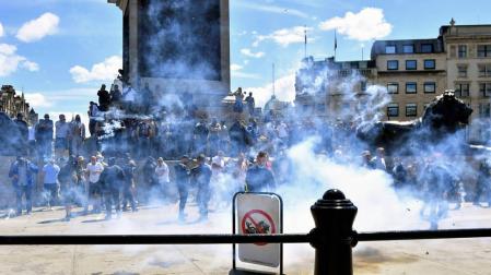 Graves disturbios entre policías y manifestantes de ultraderecha