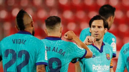 Lionel Messi y Jordi Alba celebran chocando el codo el segundo gol del Barcelona ante el Mallorca