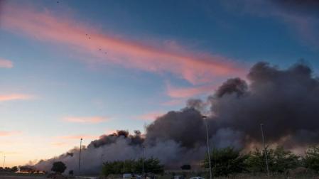 Controlado el incendio en una fábrica de neumáticos que cortó el paso a un tren