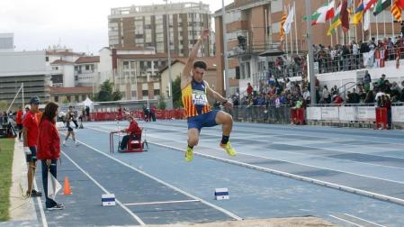 La lluvia no ha impedido que en el estadio de Larrabide se celebre el campeonato Nacional de Federación de Atletismo