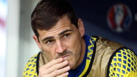 Iker Casillas, en el banquilo ante Italia.