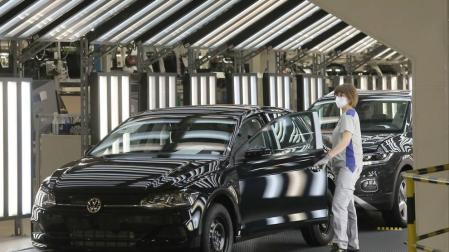 Primer día de trabajo en la cadena de Volkswagen tras el parón provocado por la pandemia.