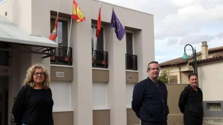 Karmele Unanua, natural de Igantzi; Óscar Ayesa y José Bustamante, de Beriáin, frente al Ayuntamiento que ahora dejan.
